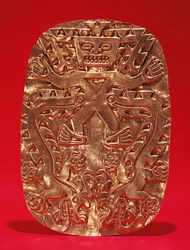 Geprägte Plakette, die einen Krokodilgott darstellt, aus Sitio Conte, Provinz Cocle, Panama, Spät-Cocle-Stil